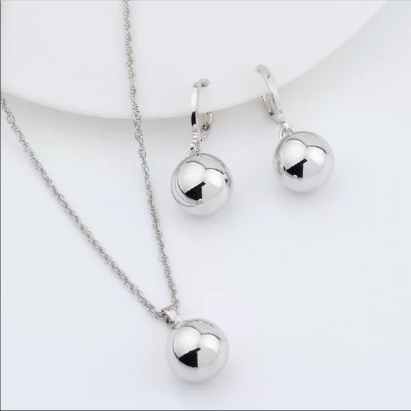Jewelry - White Gold Plated Set Earrings and Necklace